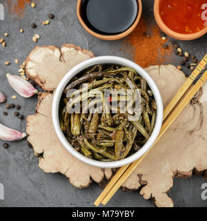 Pikanter Salat von fern mit Zwiebel, Knoblauch, Sojasauce und Gewürzen. Teller Östlichen und asiatischen Küche. Selektiver Fokus Stockfoto