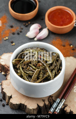 Pikanter Salat von fern mit Zwiebel, Knoblauch, Sojasauce und Gewürzen. Teller Östlichen und asiatischen Küche. Selektiver Fokus Stockfoto