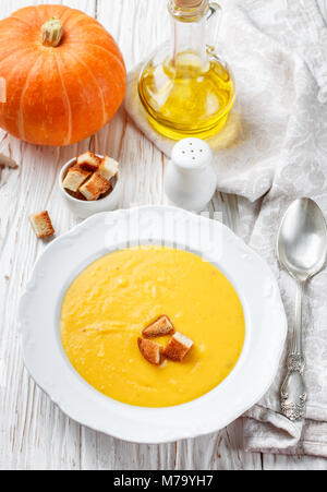 Hausgemachte Kürbis creme Suppe mit Knoblauch Croutons. Einen rustikalen Stil. Selektiver Fokus Stockfoto