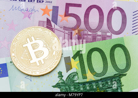 Goldene Bitcoin Euro Hintergrund. Bitcoin Kryptowährung. Stockfoto