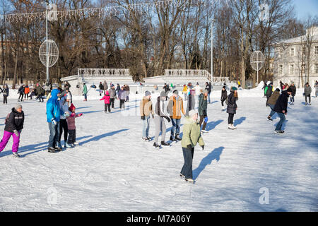 Sankt Petersburg, Russland - MÄRZ 04, 2018: Viele Menschen besuchen die offene Eisbahn auf Elagin Insel im Winter sonnige Tage Stockfoto