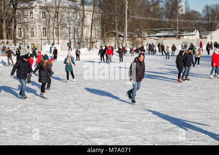 Sankt Petersburg, Russland - MÄRZ 04, 2018: Viele Leute Eislaufen auf der Eisbahn auf Elagin Insel im Winter sonnige Tage Stockfoto