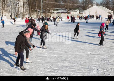 Sankt Petersburg, Russland - 04. MÄRZ 2018: eine Menge Leute sind Eislaufen im Central Park für Kultur und Erholung auf Elagin Insel Stockfoto