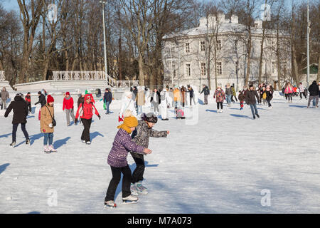 Sankt Petersburg, Russland - 04. MÄRZ 2018: eine Menge Leute sind Skaten in eine öffentliche Eisbahn im Central Park für Kultur und Erholung auf Elagin Insel Stockfoto