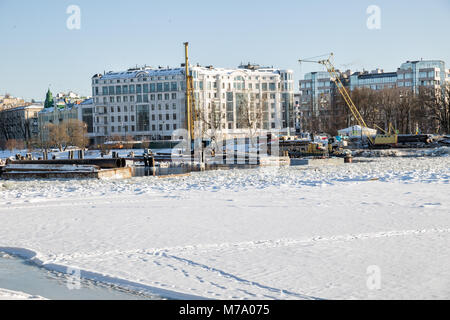 Sankt Petersburg, Russland - MÄRZ 04, 2018: Wiederaufbau der 2 Elagin Brücke über der Mitte Nevka Fluss Stockfoto