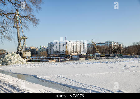 Sankt Petersburg, Russland - MÄRZ 04, 2018: die Rekonstruktion von alten 2 Elagin Brücke über der Mitte Nevka Fluss Stockfoto