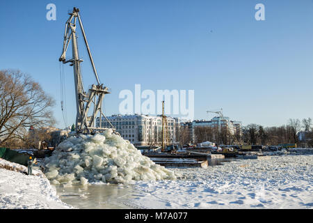 Sankt Petersburg, Russland - MÄRZ 04, 2018: Wiederaufbau der 2-nd Elagin Brücke zwischen Krestovsky und Elagin Inseln durch die Mitte Nevka ri Stockfoto