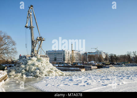 Sankt Petersburg, Russland - MÄRZ 04, 2018: Wiederaufbau der 2-nd Elagin Brücke zwischen Elagin und Krestovsky Inseln durch die Mitte Nevka ri Stockfoto