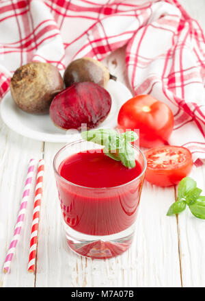 Detox Zuckerrüben Smoothie mit Tomaten und Basilikum. Selektiver Fokus Stockfoto