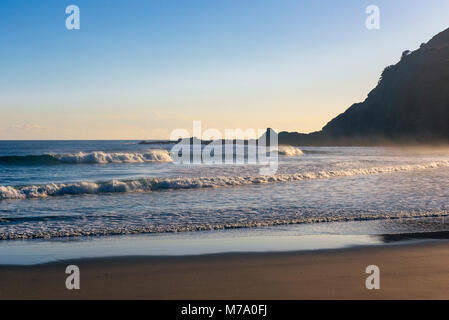 Morgen Licht brechenden Wellen bei Tapotupotu Bay, in der Nähe von Cape Reinga, North Island, Neuseeland Stockfoto