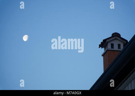 Mond am Morgen der Mond ist eine astronomische Körper, umkreist den Planeten Erde, Erde nur ständigen natürlichen Satelliten. Stockfoto