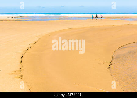 Wanderer am Ninety Mile Beach, North Island, Neuseeland Stockfoto