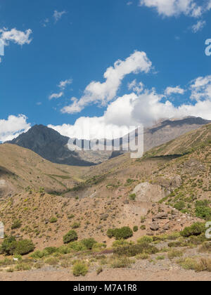 Cajon del Maipo. Maipo Canyon, eine Schlucht in der Anden. Chile. In der Nähe der Hauptstadt Santiago. Es bietet wunderschöne Landschaften. Stockfoto