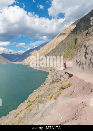 Ein LKW, der sand Transporte überquert die Straße der Maipo Canyon und den See von jao. Cajon del Maipo. Santiago de Chile. Berge und Gipfel Landsc Stockfoto