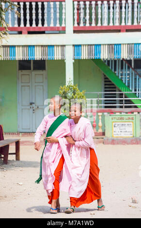 Junge novizin Nonnen an Aung Oo Myae monastischen Kostenlose Bildung Schule, Sagaing, Mandalay, Myanmar (Birma), Asien im Februar Stockfoto