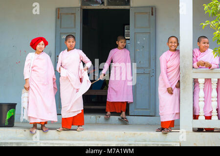 Junge novizin Nonnen an Aung Oo Myae monastischen Kostenlose Bildung Schule, Sagaing, Mandalay, Myanmar (Birma), Asien im Februar Stockfoto