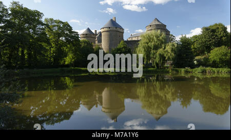 Das Schloss von Lassay Les Châteaux und seinen Teich (15.), im Herzen der Stadt von Lassay-les-Châteaux Mayenne, Pays de la Loire, F Stockfoto