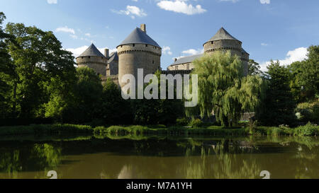 Das Schloss von Lassay Les Châteaux und seinen Teich (15.), im Herzen der Stadt von Lassay-les-Châteaux (Mayenne, Pays de la Loire, Stockfoto