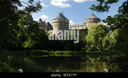 Das Schloss von Lassay Les Châteaux und seinen Teich (15.), im Herzen der Stadt von Lassay-les-Châteaux Mayenne, Pays de la Loire, F Stockfoto