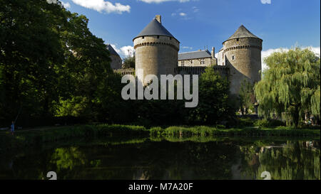 Das Schloss von Lassay Les Châteaux und seinen Teich (15.), im Herzen der Stadt von Lassay-les-Châteaux Mayenne, Pays de la Loire, F Stockfoto