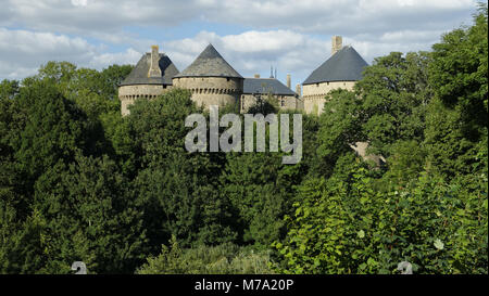 Das Schloss von Lassay Les Châteaux (15.), im Herzen der Stadt von Lassay-les-Châteaux Mayenne, Pays de la Loire, FR). Stockfoto