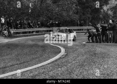 SAN MARINO - OTT 21, 2017: BMW M3 E30 1989 in alten Rennwagen Rallye historische Rennen Stockfoto