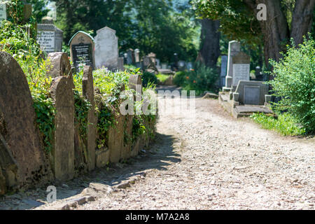 Sächsische Friedhof neben der Kirche auf dem Hügel in Sighisoara Rumänien. Stockfoto