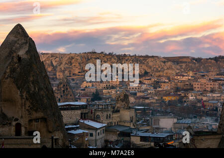 Rosa bewölkter Sonnenuntergang über der City von Göreme in Kappadokien, Türkei Stockfoto