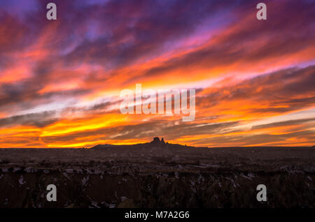 Intensive Sonnenuntergang über der City von Göreme in Kappadokien, Türkei Stockfoto