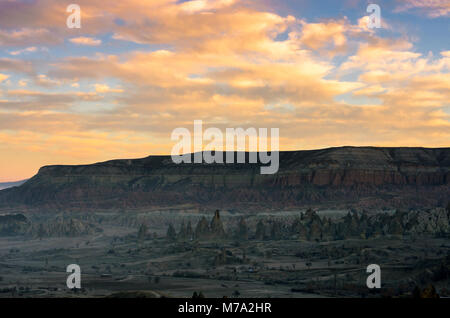 Amazing sunrise orange Himmel über dem Kappadokien, Türkei Stockfoto