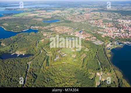 Luftaufnahme von strategisch gelegenen Festung Boyen, Gizycko im Herbst Zeit Stadt im Hintergrund, Polen Stockfoto