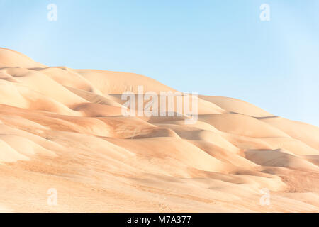 Schöne entfernten sandigen Wüstenlandschaft des gestapelten Dünen in Liwa Wüste in Leere Viertel. Abu Dhabi, VAE. Stockfoto