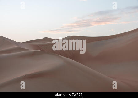 Schöne remote sandige Wüste Landschaft aus Dünen in Liwa Wüste in Leere Viertel vor Sonnenaufgang. Abu Dhabi, VAE. Stockfoto
