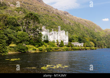 Kylemore Abbey, County Galway, Republik von Irland. Eire. Das Benediktinerkloster steht nur außerhalb der Connemara National Park. Es wurde errichtet, um ein Stockfoto