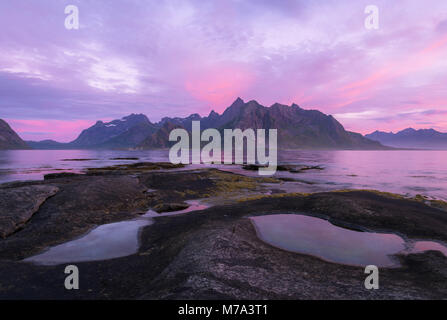 Sonnenuntergang auf den Lofoten Inseln, Norwegen. Foto in Richtung Flakstad Vareid genommen. Stockfoto