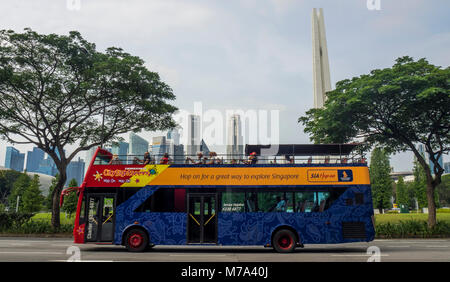 Touristen auf der Hop-on Hop-off Sightseeing Bus fahren das War Memorial Park, Singapur. Stockfoto