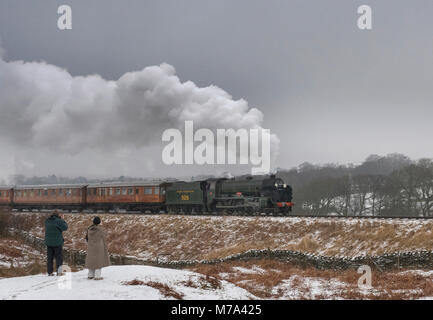 North Yorks Moors Railway. Zug Enthusiasten ansehen Dampflokomotive: Repton ziehen Zug nach Pickering ENGLAND Stockfoto