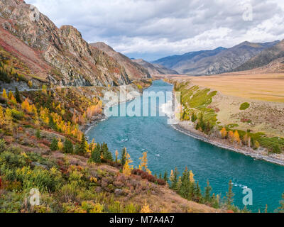 Dunkel türkis Fluss Katun Fluss und die umliegenden Berge entlang der Chuysky Trakt unterwegs im Altai Region in Sibirien. Stockfoto