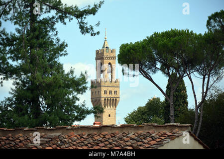 Blick von der Boboli Gärten auf den Turm des Palazzo Vecchio in Florenz - Italien. Stockfoto