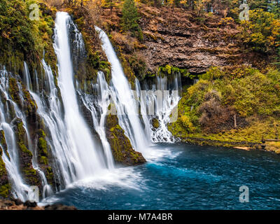 Malerischen Wasserfall Kaskade im Herbst, durch das Moos und gelbe Sträuchern. Schuss im Oktober bei Mc Arthur-Burney fällt Memorial State Park. Stockfoto