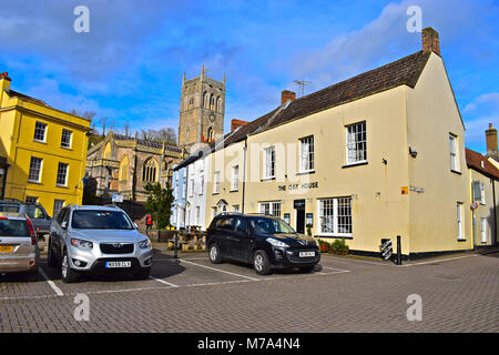 Die Oak House Hotel ist ein Denkmalgeschütztes Gebäude im mittelalterlichen Platz im Zentrum von Axbridge, Somerset gelegen. St Johns Kirche ist hinter. Stockfoto