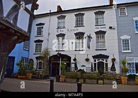 Das Lamb Inn ist ein traditionelles Pub & Hotel im zentralen mittelalterlichen Platz von Axbridge, Somerset. Stockfoto