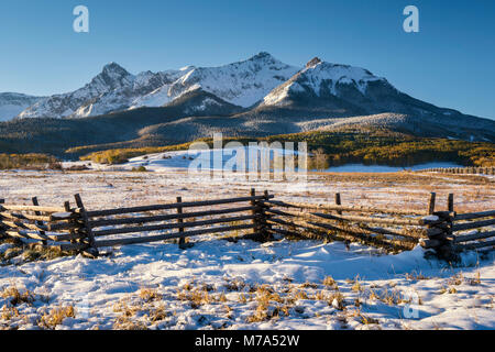 Nordpol Peak und Hayden Peak, Sneffels, Zick-Zack-Zaun, Schnee im späten Herbst, bei Sonnenaufgang vom letzten Dollar Road, San Juan, Berge, Colorado, USA Stockfoto