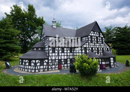 KOWARY, Polen - 12. JULI 2017: Modell der Evangelischen Friedenskirche in Swidnica im kleinen Park. Es ist eine der größten Holz - religiöse gerahmt b Stockfoto