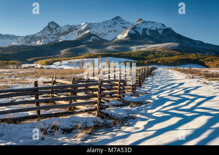 Nordpol Peak und Hayden Peak, Sneffels, Zick-Zack-Zaun, Schnee im späten Herbst, bei Sonnenaufgang vom letzten Dollar Road, San Juan, Berge, Colorado, USA Stockfoto