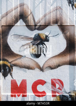 Street Art im Northern Quarter von Manchester. Die Liebe MCR-Design ist Teil der Antwort auf den Terroranschlag auf der Manchester Arena 2017. Stockfoto