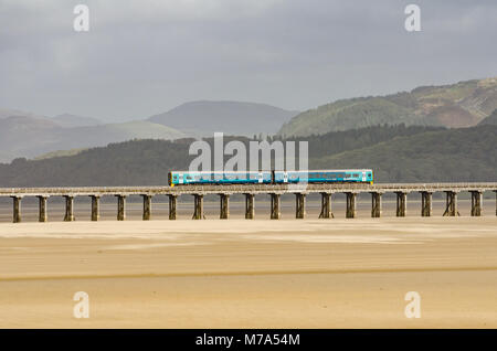 Ein Arriva Trains Wales Bahnübergang Barmouth Bridge in Wales. Stockfoto