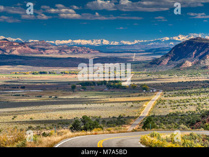 Paradox Creek Valley, San Juan Berge in der Ferne, 75 Meilen oder 120 km SE, Blick vom Highway 90, in der Nähe der Stadt Grundgestein, Colorado, USA Stockfoto