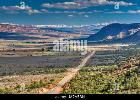 Paradox Creek Valley, San Juan Berge in der Ferne, 75 Meilen oder 120 km SE, Blick vom Highway 90, in der Nähe der Stadt Grundgestein, Colorado, USA Stockfoto