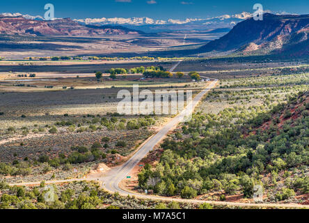 Paradox Creek Valley, San Juan Berge in der Ferne, 75 Meilen oder 120 km SE, Blick vom Highway 90, in der Nähe der Stadt Grundgestein, Colorado, USA Stockfoto